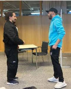 Zwei Azubis stehen sich gegenüber und unterhalten sich.